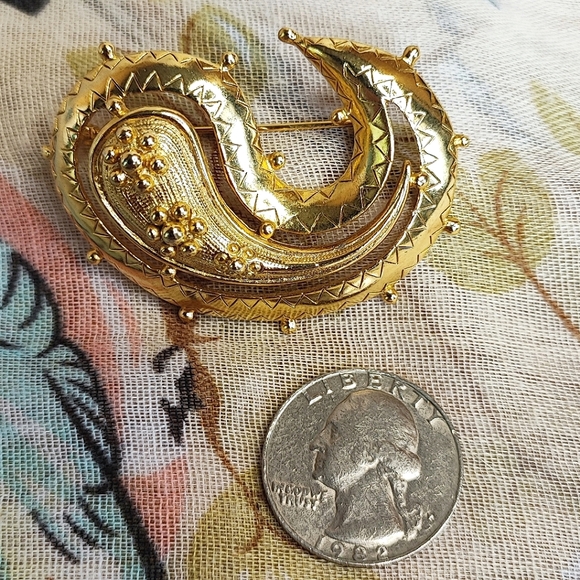 Paisley Gold Tone Electroplate Unsigned Unisex Vintage Brooch Pin Open Cut - Picture 3 of 8